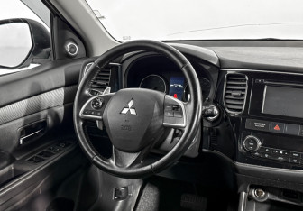 Подержанный автомобиль Mitsubishi Outlander 2013 года (15 фото)