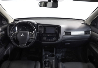 Подержанный автомобиль Mitsubishi Outlander 2012 года (9 фото)