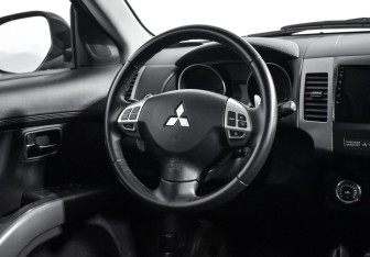Подержанный автомобиль Mitsubishi Outlander 2011 года (16 фото)
