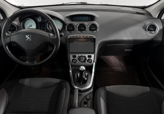 Подержанный автомобиль Peugeot 308 Hatchback 2010 года (14 фото)