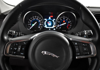 Подержанный автомобиль Jaguar F-Pace 2019 года (18 фото)