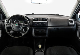 Подержанный автомобиль Skoda Fabia Hatchback 2009 года (10 фото)