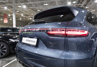 Подержанный автомобиль Porsche Cayenne 2018 года (14 фото)