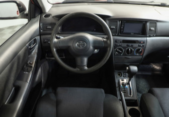 Подержанный автомобиль Toyota Corolla Hatchback 2006 года (9 фото)