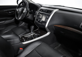 Подержанный автомобиль Nissan Teana 2015 года (14 фото)