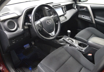 Подержанный автомобиль Toyota RAV4 2017 года (10 фото)