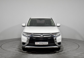 Подержанный автомобиль Mitsubishi Outlander 2017 года (2 фото)