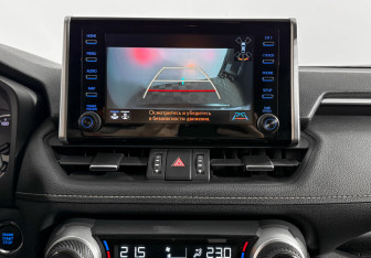 Подержанный автомобиль Toyota RAV4 2021 года (17 фото)