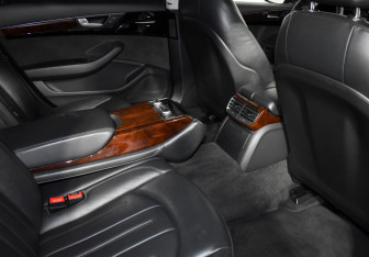 Подержанный автомобиль Audi A8 2012 года (15 фото)