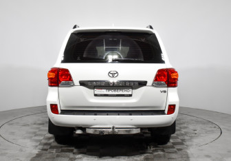 Подержанный автомобиль Toyota Land Cruiser Suv 2013 года (6 фото)
