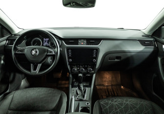 Подержанный автомобиль Skoda Octavia Liftback 2019 года (13 фото)