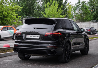 Подержанный автомобиль Porsche Cayenne 2016 года (6 фото)