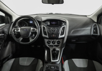 Подержанный автомобиль Ford Focus Hatchback 2012 года (10 фото)