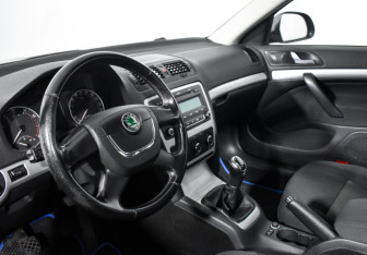 Подержанный автомобиль Skoda Octavia Liftback 2011 года (9 фото)