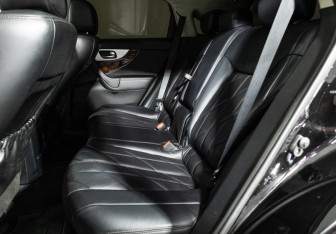 Подержанный автомобиль Infiniti QX70 2013 года (10 фото)