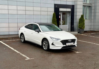 Подержанный автомобиль Hyundai Sonata 2021 года (3 фото)