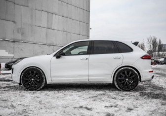 Подержанный автомобиль Porsche Cayenne 2016 года (10 фото)
