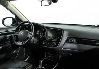 Подержанный автомобиль Mitsubishi Outlander 2019 года (9 фото)