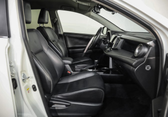 Подержанный автомобиль Toyota RAV4 2015 года (24 фото)