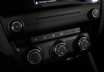 Подержанный автомобиль Skoda Octavia Liftback 2015 года (18 фото)