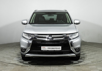 Подержанный автомобиль Mitsubishi Outlander 2017 года (2 фото)