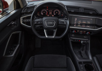 Подержанный автомобиль Audi Q3 2021 года (12 фото)