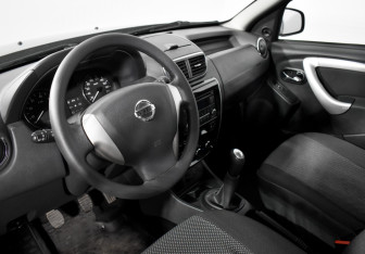 Подержанный автомобиль Nissan Terrano 2015 года (9 фото)