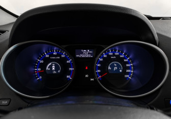 Подержанный автомобиль Hyundai ix35 2012 года (18 фото)
