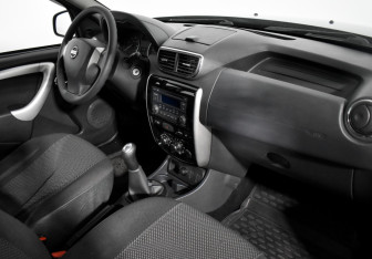 Подержанный автомобиль Nissan Terrano 2015 года (12 фото)
