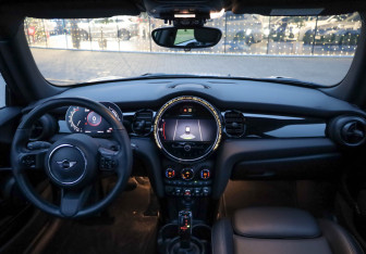 Подержанный автомобиль MINI Hatch 2021 года (8 фото)