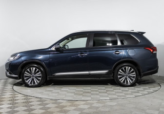 Подержанный автомобиль Mitsubishi Outlander 2020 года (8 фото)