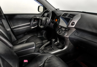 Подержанный автомобиль Toyota RAV4 2010 года (14 фото)