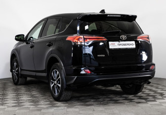 Подержанный автомобиль Toyota RAV4 2017 года (7 фото)
