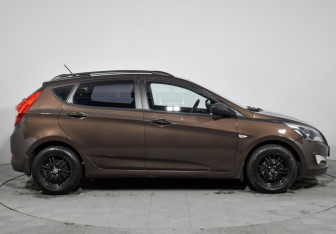 Подержанный автомобиль Hyundai Solaris Hatchback 2015 года (4 фото)