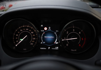 Подержанный автомобиль Jaguar E-Pace 2018 года (13 фото)