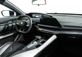 Подержанный автомобиль Changan UNI-V 2023 года (9 фото)