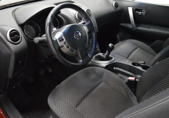 Подержанный автомобиль Nissan Qashqai 2008 года (10 фото)
