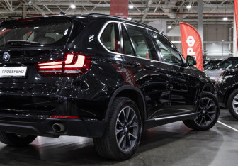 Подержанный автомобиль BMW X5 2015 года (9 фото)