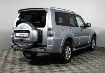 Подержанный автомобиль Mitsubishi Pajero 2011 года (5 фото)