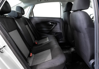 Подержанный автомобиль Volkswagen Polo Sedan 2012 года (15 фото)