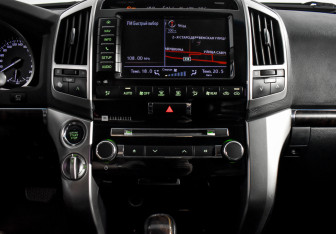 Подержанный автомобиль Toyota Land Cruiser Suv 2012 года (17 фото)
