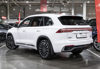 Подержанный автомобиль Geely Monjaro 2025 года (12 фото)