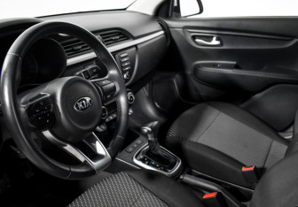 Подержанный автомобиль Kia Rio Sedan 2017 года (9 фото)