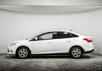 Подержанный автомобиль Ford Focus Sedan 2013 года (8 фото)