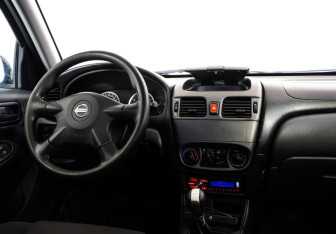 Подержанный автомобиль Nissan Almera Sedan 2005 года (10 фото)