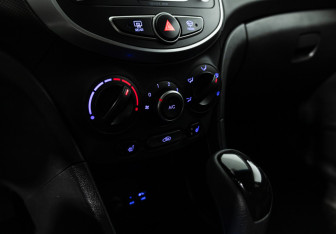 Подержанный автомобиль Hyundai Solaris Hatchback 2015 года (16 фото)