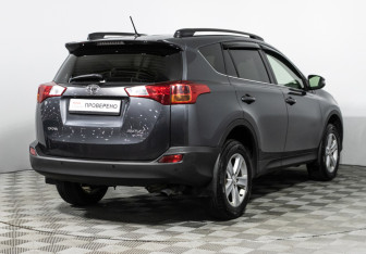Подержанный автомобиль Toyota RAV4 2013 года (5 фото)