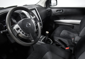 Подержанный автомобиль Nissan X-Trail 2013 года (9 фото)