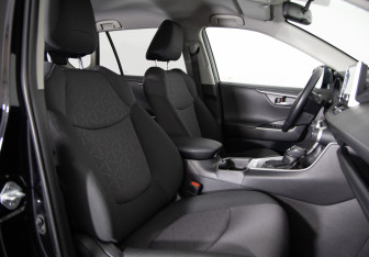 Подержанный автомобиль Toyota RAV4 2020 года (11 фото)