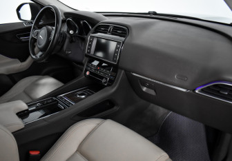 Подержанный автомобиль Jaguar F-Pace 2016 года (15 фото)